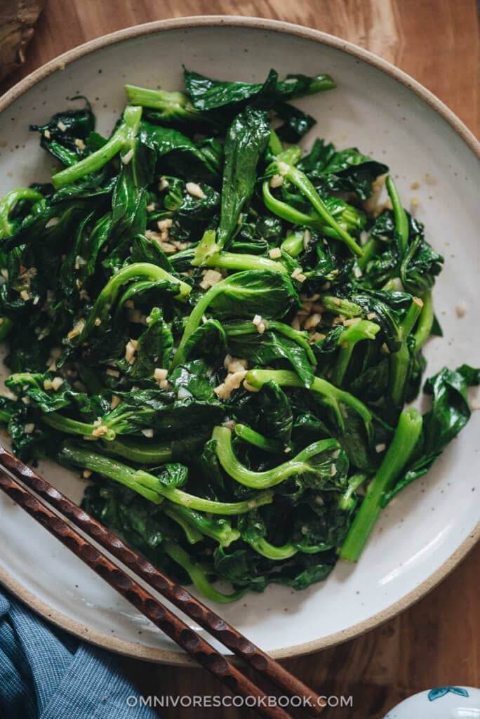 Stir-Fried Pea Shoots with Garlic (蒜蓉炒豆苗) - Omnivore's Cookbook