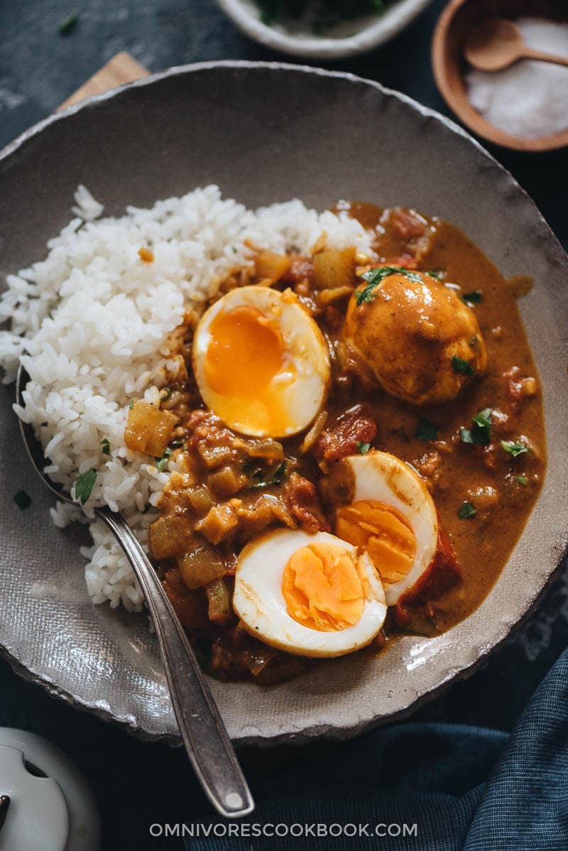 Huevo al curry servido con arroz al vapor de cerca