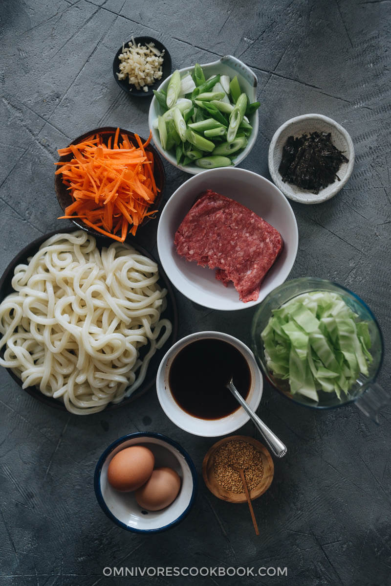 Ingredients for making fried udon with ground beef