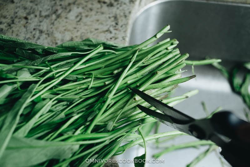 Prepare water spinach before cooking