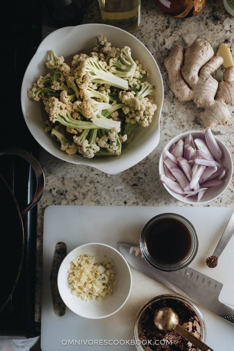 Ingredients for making Sichuan cauliflower dry pot