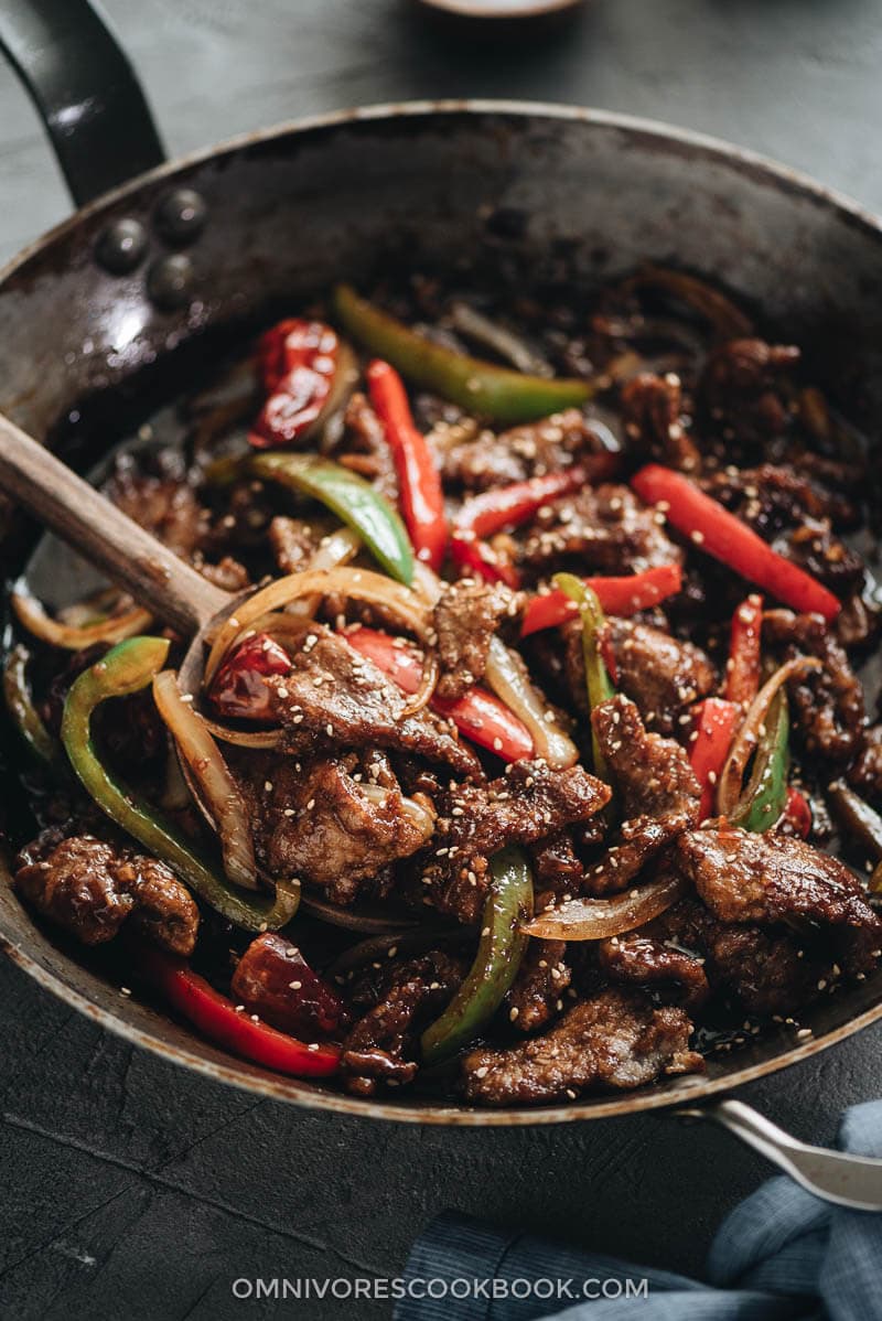 Top 14 receitas de Sichuan - algumas das receitas mais populares reais de Sichuan feitas acessíveis para os homecooks replicarem em sua própria cozinha.as fatias de carne são servidas num molho picante rico e picante, coberto com flocos de amendoim e coentros. Cada dentada está a rebentar com o sabor de Sichuan.