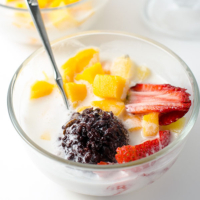 Black Rice with Coconut Milk and Fruits