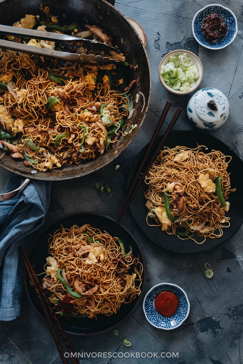 Nouilles Hokkien maison servies dans des assiettes