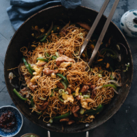 Hokkien Noodles (福建炒面, Hokkien Mee) - A super rich and fragrant one-pan meal that contains tender chicken bites, crispy veggies, and tender noodles. Learn how to make these easy restaurant-style fried noodles without a wok!