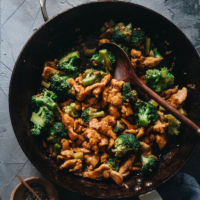 Chicken and Broccoli (Chinese Takeout Style) | An easy chicken and broccoli stir fry recipe that yields juicy chicken and crisp broccoli in a rich brown sauce, just like the one from a Chinese restaurant. {Gluten-Free Adaptable}