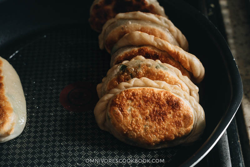 Pan frying Chinese chive pockets