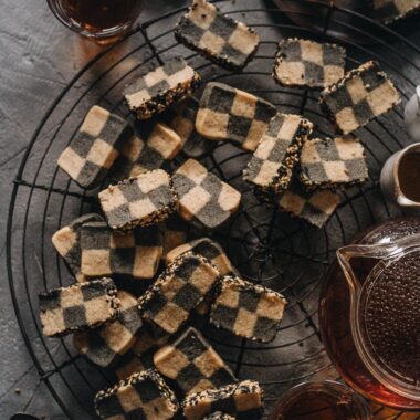 Sesame cookies served with tea