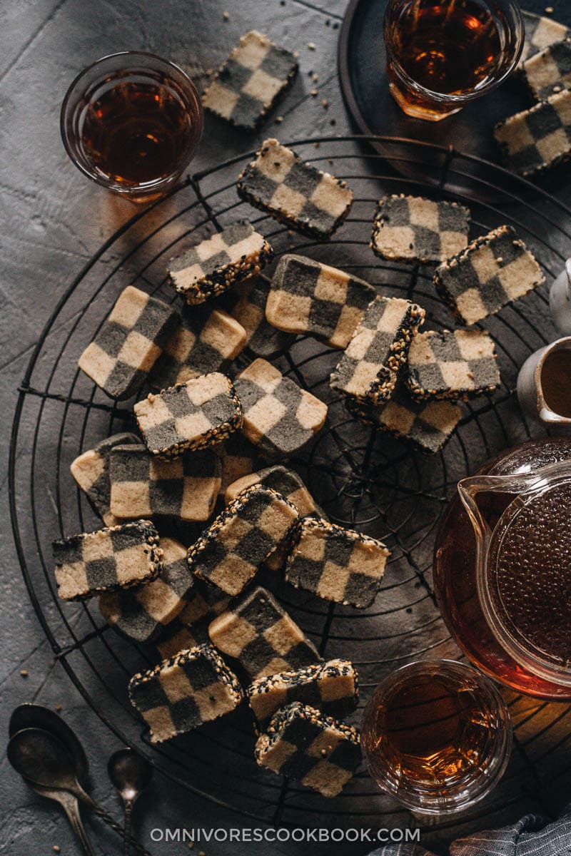 Sesame cookies served with tea