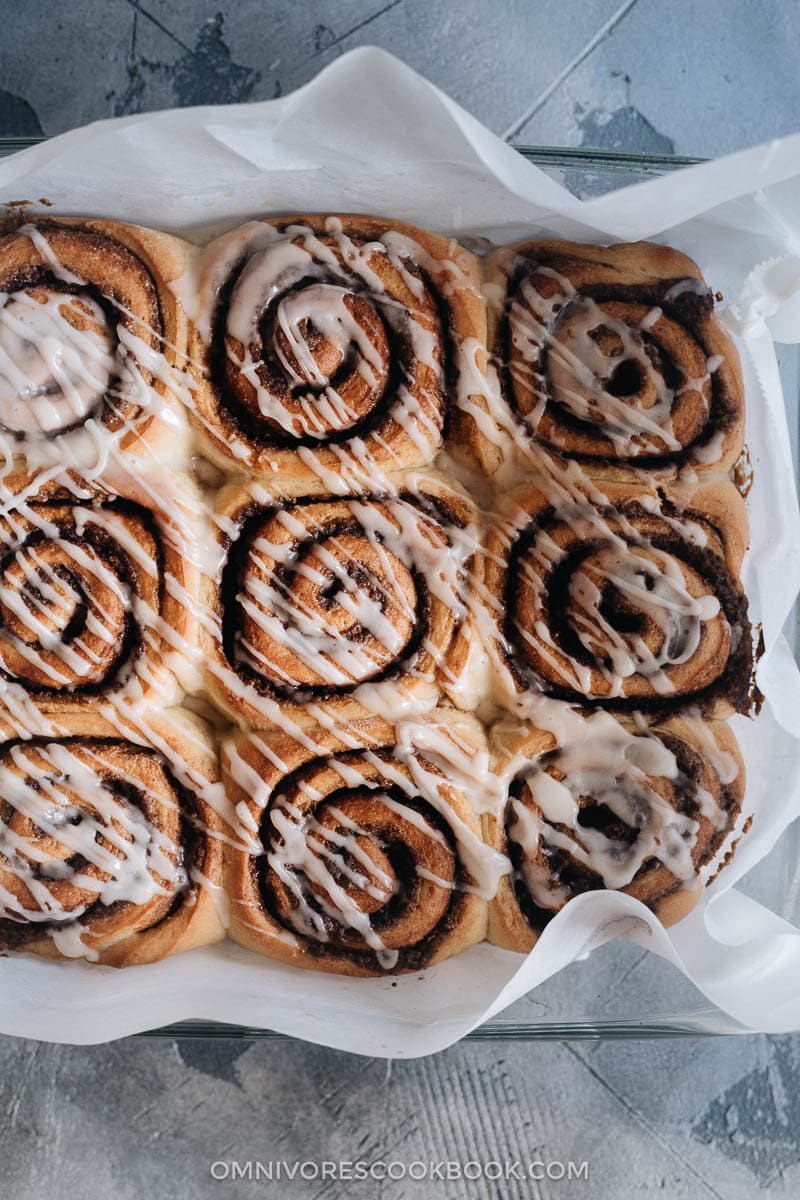 Cinnamon rolls filled with sesame paste