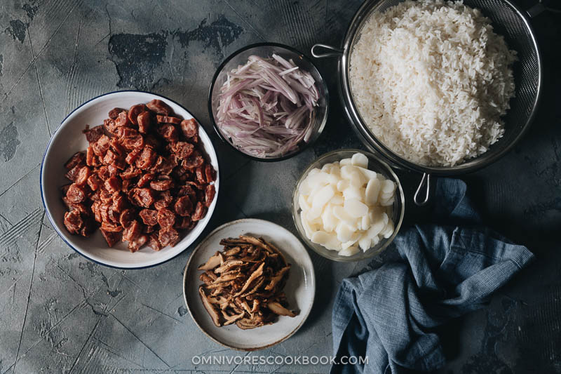 Preps before cooking sticky rice stuffing