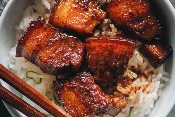 Hong shao rou served on steamed rice