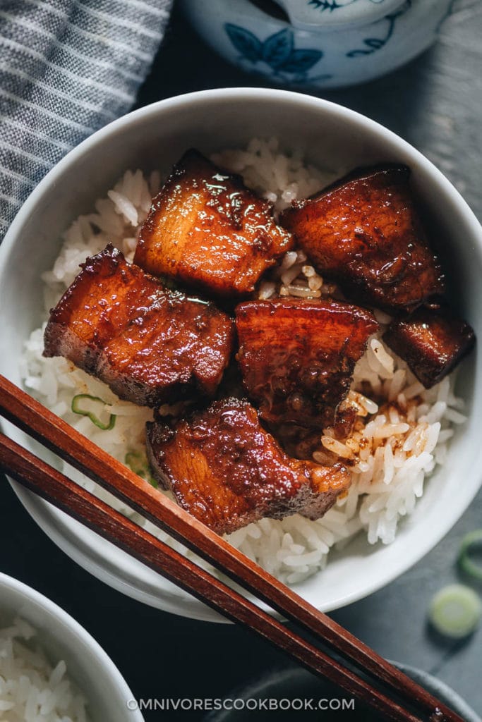 Hong shao rou served on steamed rice