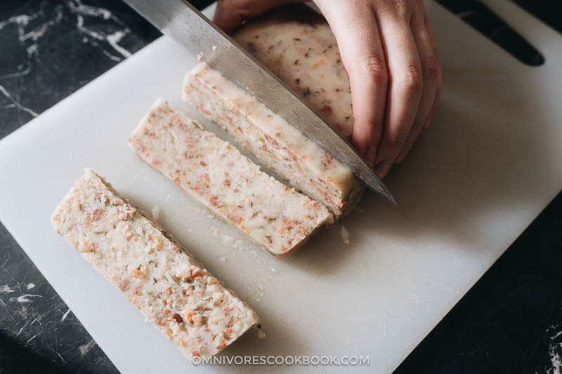 How to slice Chinese turnip cakes