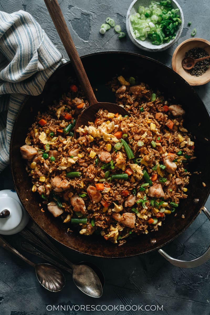 Frango frito o arroz em uma panela