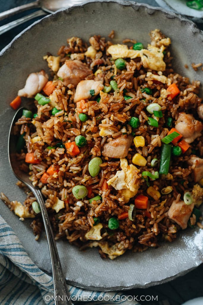 take-out-stijl gebakken rijst in een kom