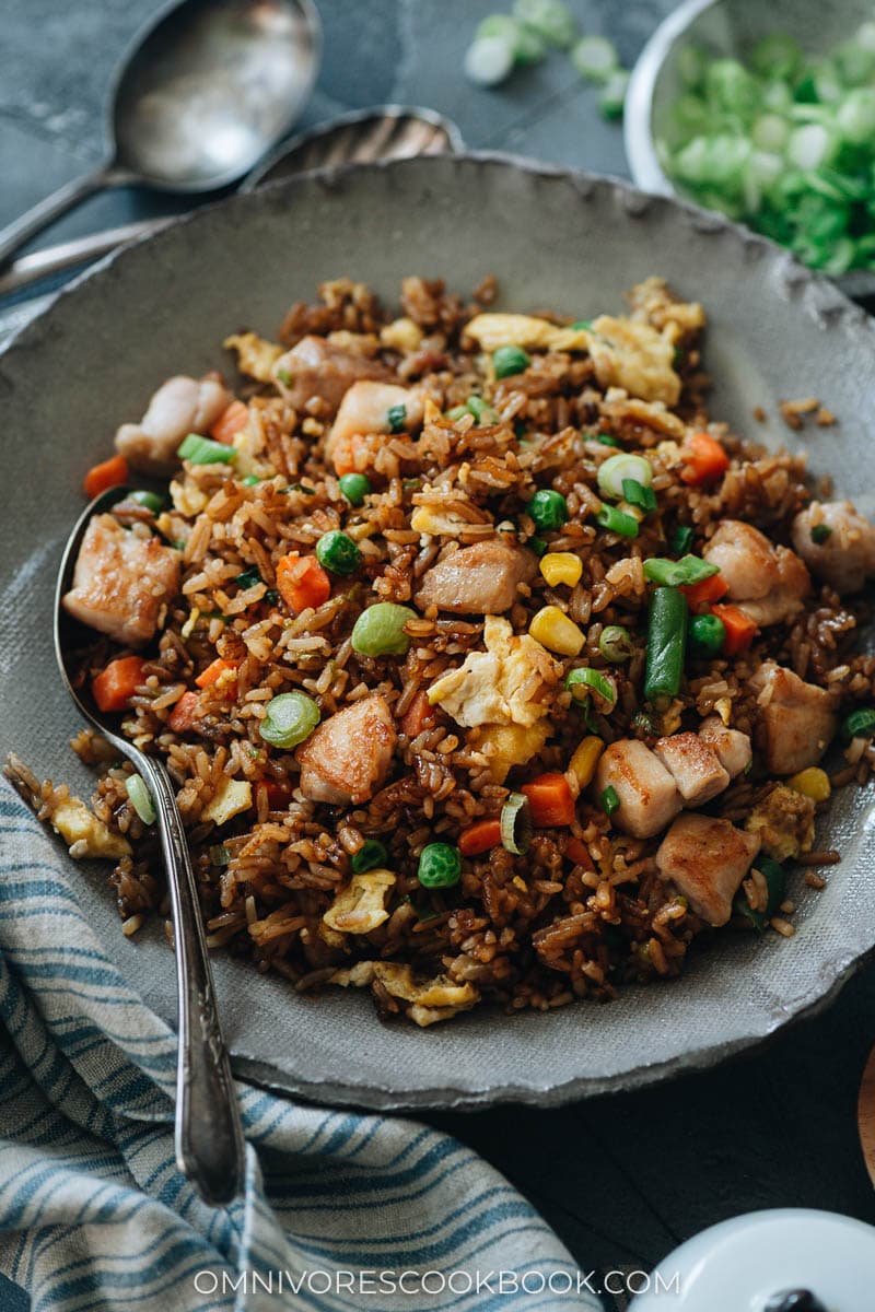 Riz frit à emporter avec poulet et légumes