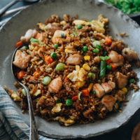 voor een supersnel en heerlijk diner, mijn kip gebakken rijst is er voor u, volle smaak en sneller dan elke levering! De knapperige rijst wordt gemengd met malse sappige kip, knapperige groenten en een hartige saus die nog beter smaakt dan de Chinese restaurantversie.