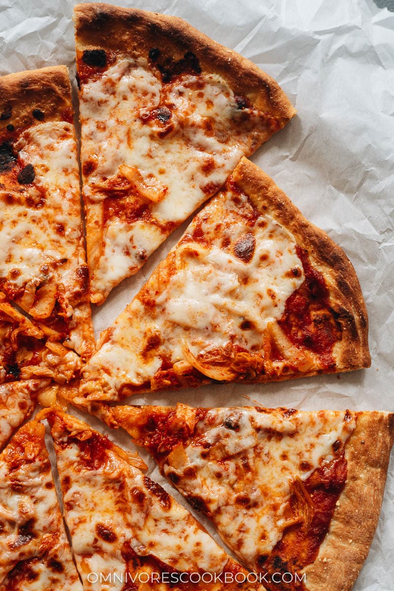 zelfgemaakte kimchi pizza close-up