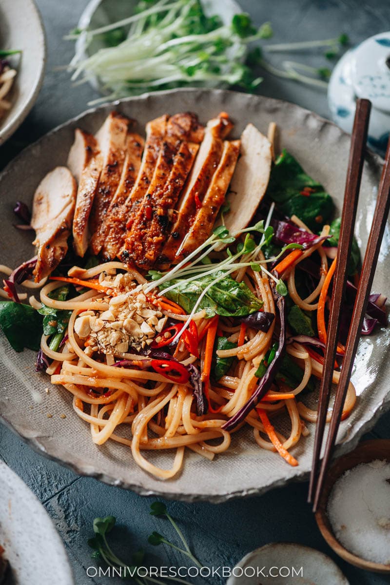 Noodle salad with chicken and veggies