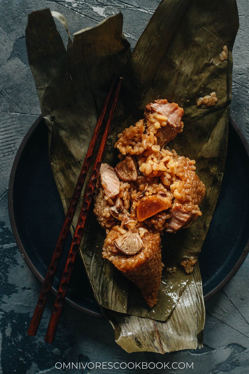 Zongzi démonté montrant le jaune d'œuf de canard salé, le champignon, et porc