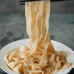 Boiled flat noodles