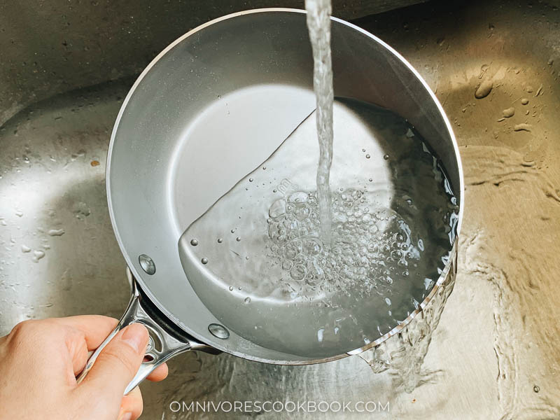 Wash a new carbon steel pan