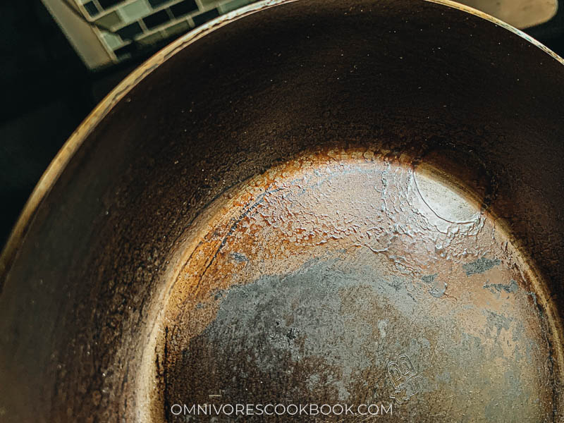 Carbon steel pan uneven bumps that’s caused by half-oxidized oil particles