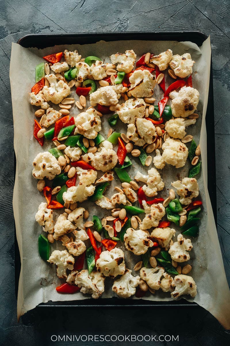 Roasted cauliflower with pepper and peanuts
