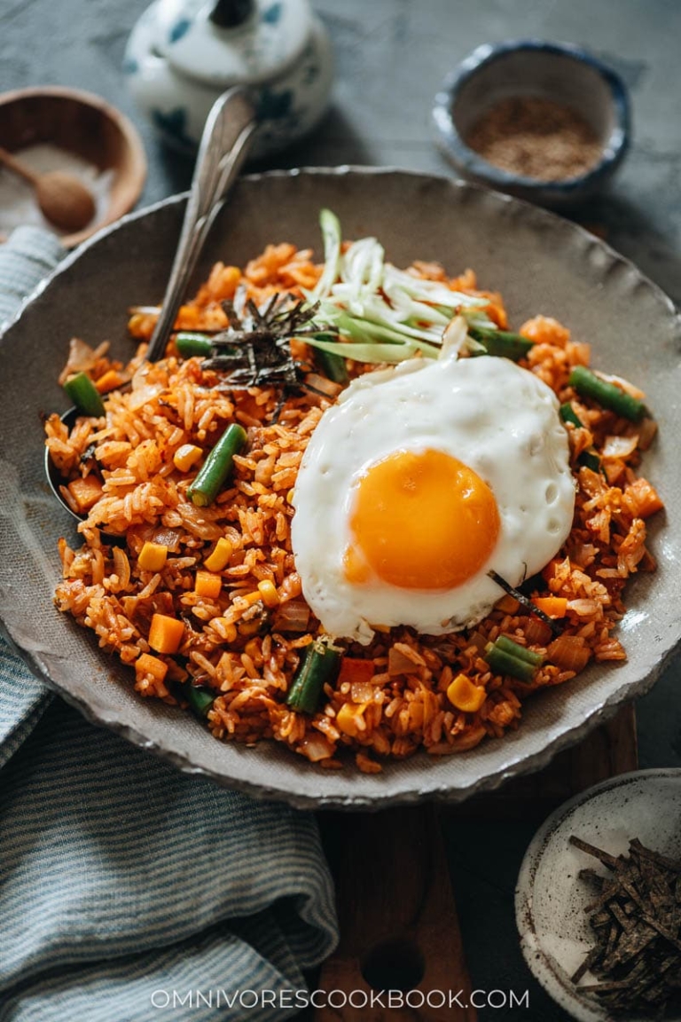 Easy Kimchi Fried Rice (Kimchi Bokkeumbap) - Omnivore's Cookbook