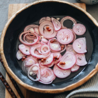 If you have 5 minutes, you can make quick pickled shallots with a sweet, sour, and tangy taste to bring more flavor and spice to your meals. {Gluten-Free, Vegan}