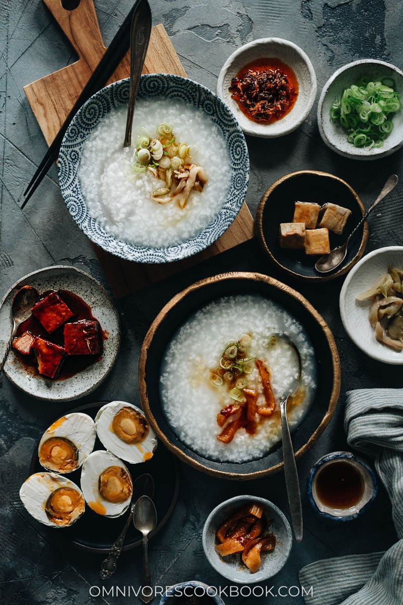 Congee semplice condito con sottaceti, olio di sesamo e cipolla verde