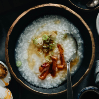 El congee simple no sólo es la comida más reconfortante, sino que también es un alimento básico en la mesa china, tan popular como el arroz al vapor. Mira la receta de abajo para aprender a hacer congee en la estufa o en una olla instantánea, con varios aderezos para darle sabor. {Sin gluten, vegano}