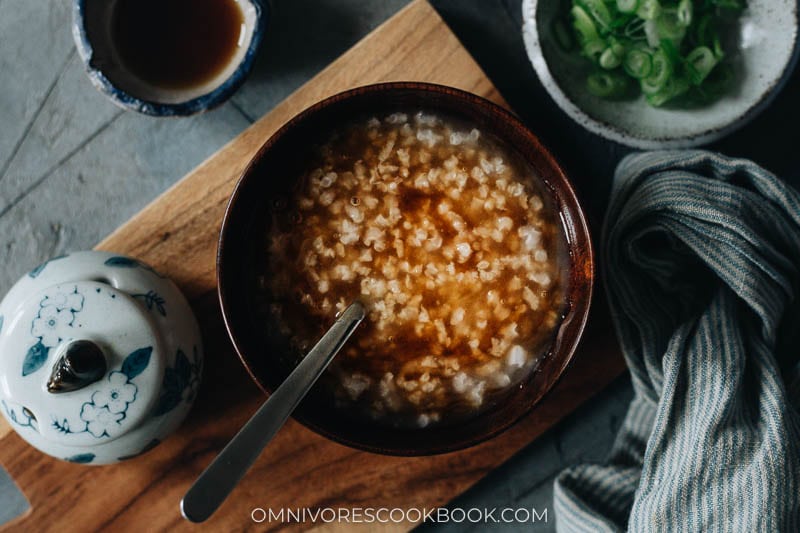 Congee zmieszane z brązowym cukrem