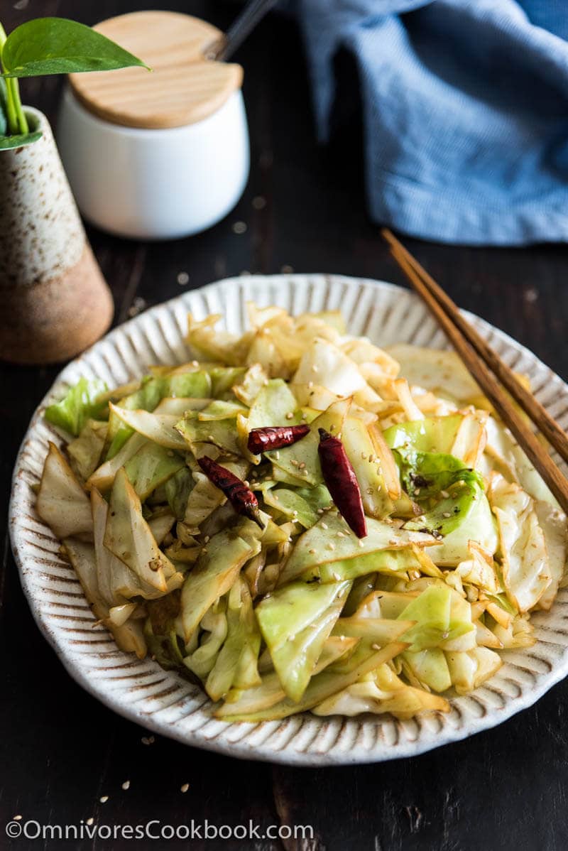 23 recetas chinas veganas para tu próxima fiesta navideña - Col frita china de 4 ingredientes