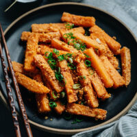 With just a few simple ingredients, you can enjoy crispy fried pumpkin with salted egg yolk, a savory dish that’s bursting with flavor and so satisfying to eat. {Gluten-Free Adaptable}