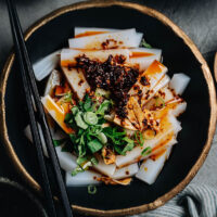 A traditional Chinese street food that’s bursting with the flavors of a savory spicy sauce, liang fen is just what you need to bring a taste of China to your own kitchen this weekend! {Gluten-Free adaptable, Vegan}
