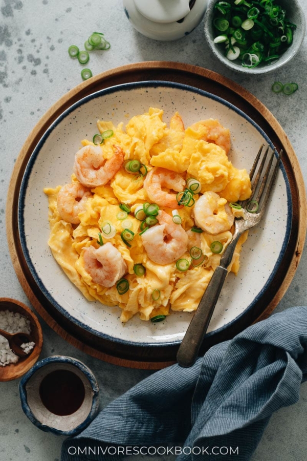 Scrambled Eggs with Shrimp (滑蛋虾仁) - Omnivore's Cookbook