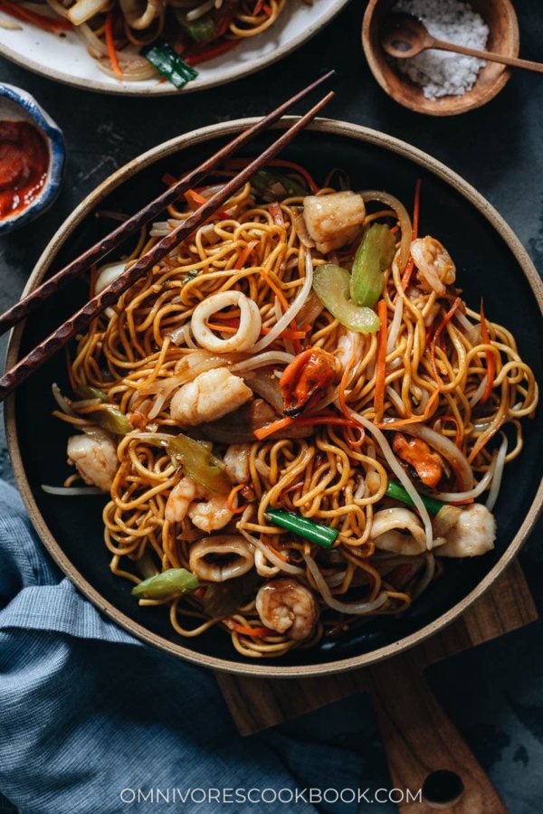 Seafood Chow Mein (海鲜炒面) - Omnivore's Cookbook