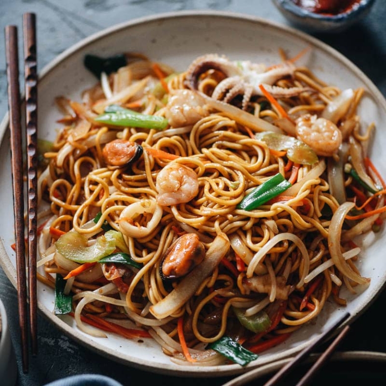 Seafood Chow Mein (海鲜炒面) - Omnivore's Cookbook