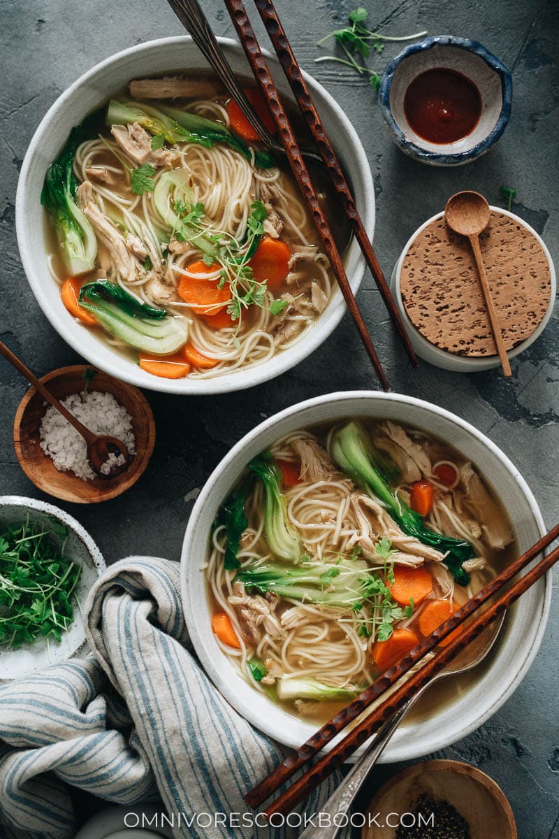 sopa asiática de macarrão de frango