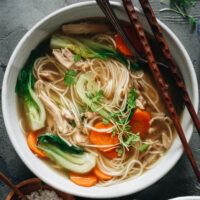  Pleine d'arômes et de saveurs fraîches, cette soupe de nouilles au poulet chinoise vous réchauffera de bout en bout par temps froid et vous réconfortera lorsque vous vous sentirez sous le temps.