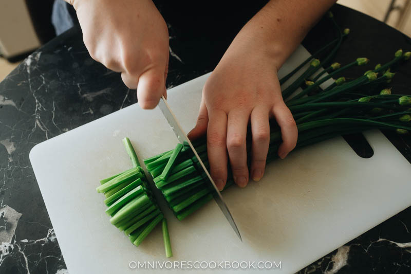 How to cut garlic chives