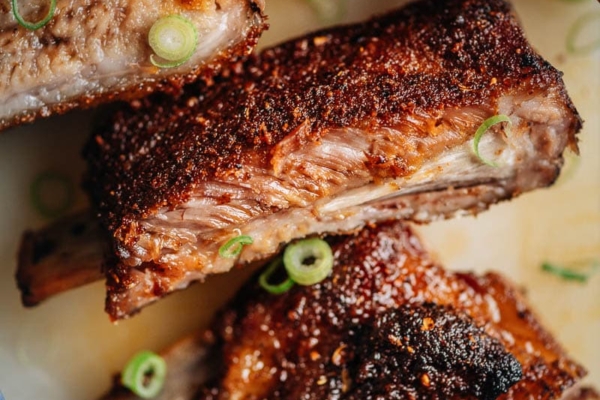 Tender, juicy Chinese pork ribs with spicy dry rub