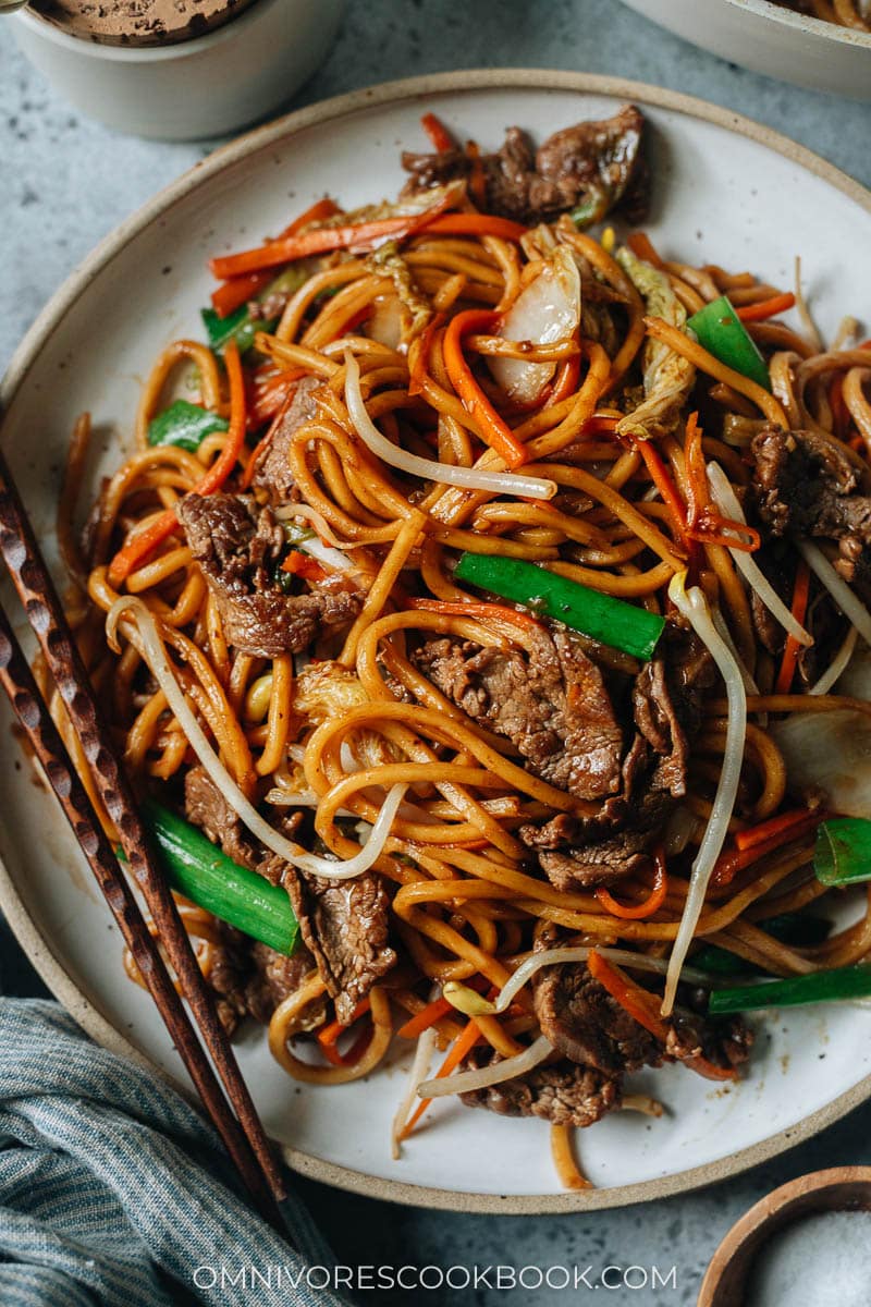 Aito noutoruokatyylinen beef lo mein vihreällä sipulilla