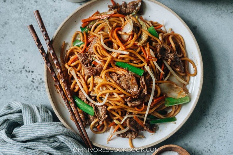  Fideos fritos de carne china fáciles foto horizontal