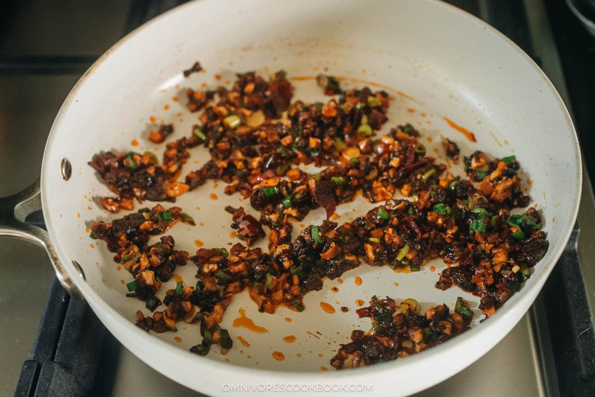 Cook aromatics in doubanjiang