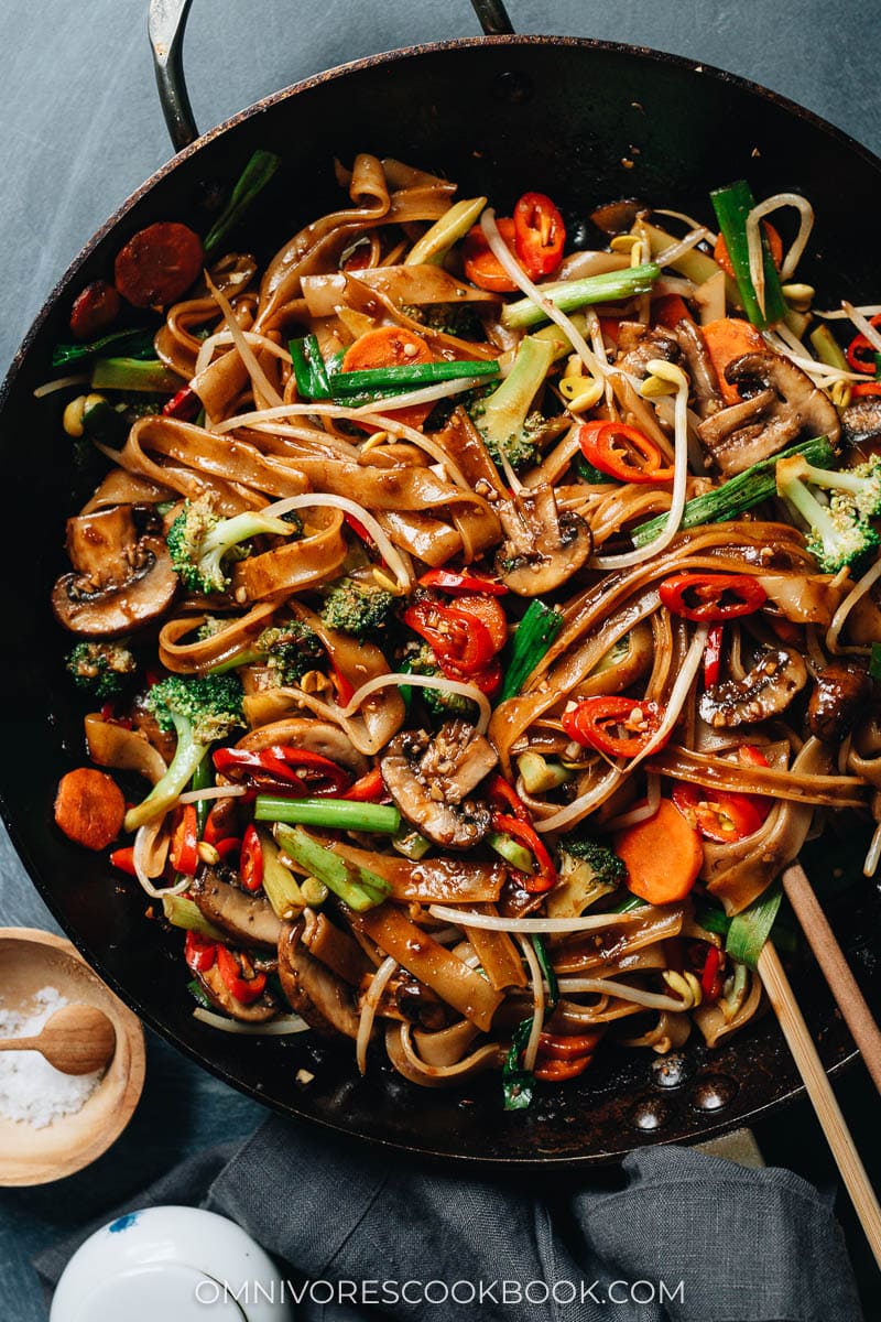 Vegetable chow fun in a pan