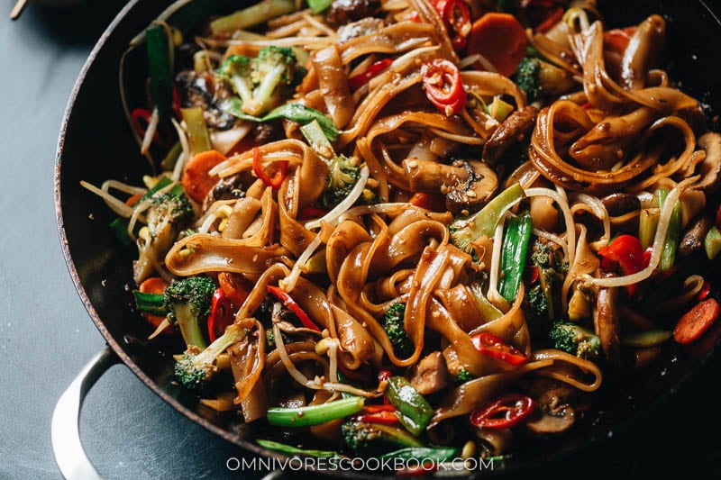 Vegetable Chow Fun (蔬菜炒河粉) - Omnivore's Cookbook