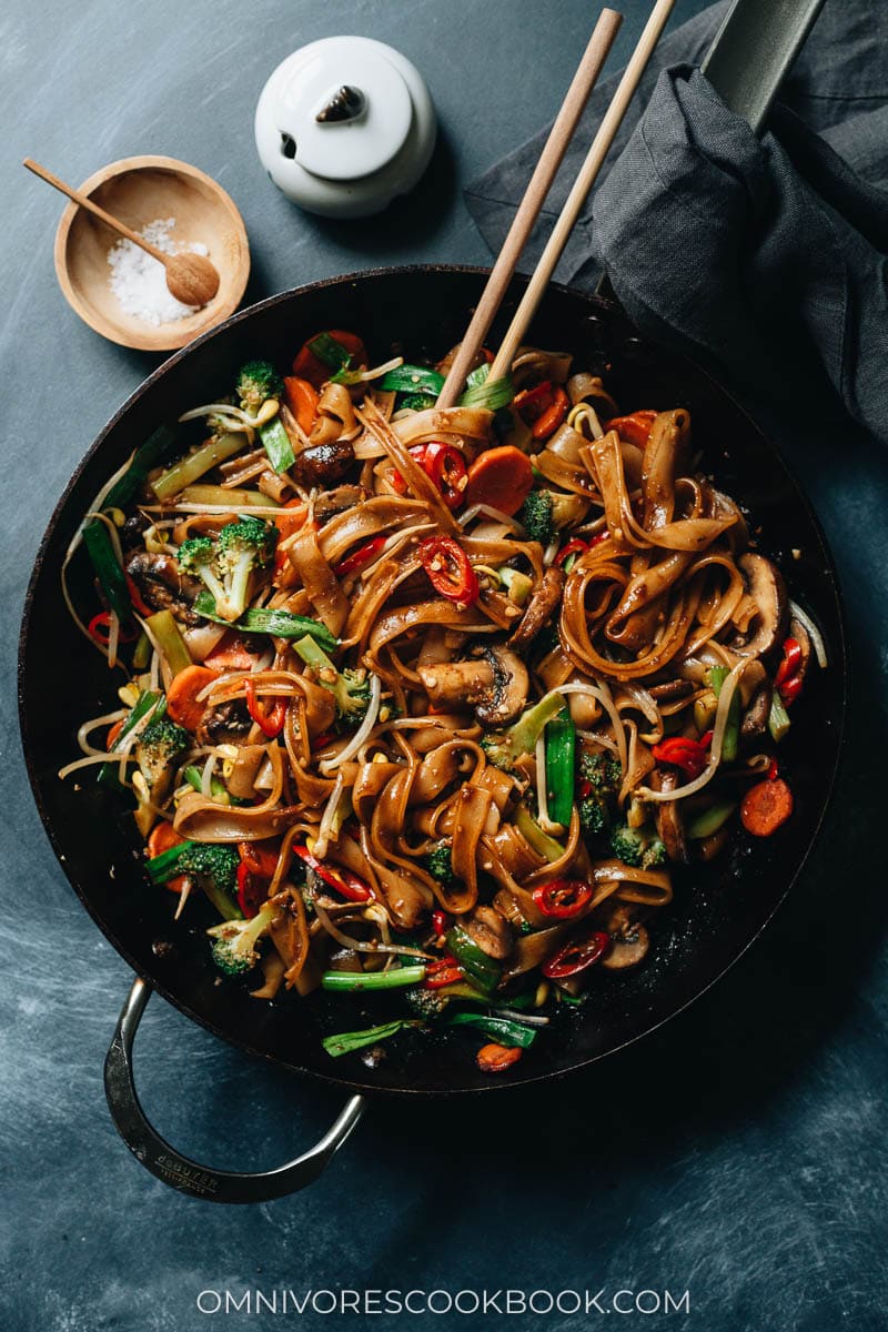 Stir fried rice noodles with veggies
